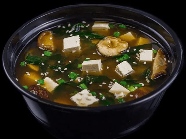 Мисо‑суп — бульон даси с пастой мисо, тофу и вакаме